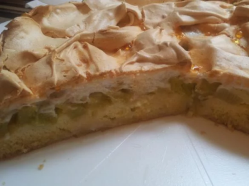 Rhabarber-Torte mit Eischnee